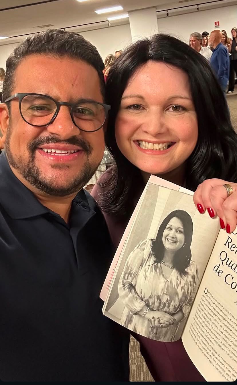 Amalia com convidado exibindo o capítulo do livro