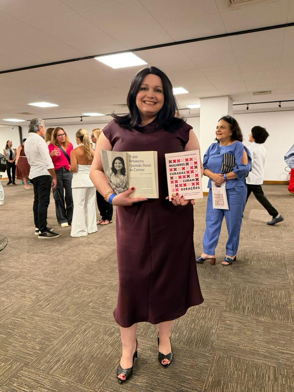 Amalia com o livro no lançamento