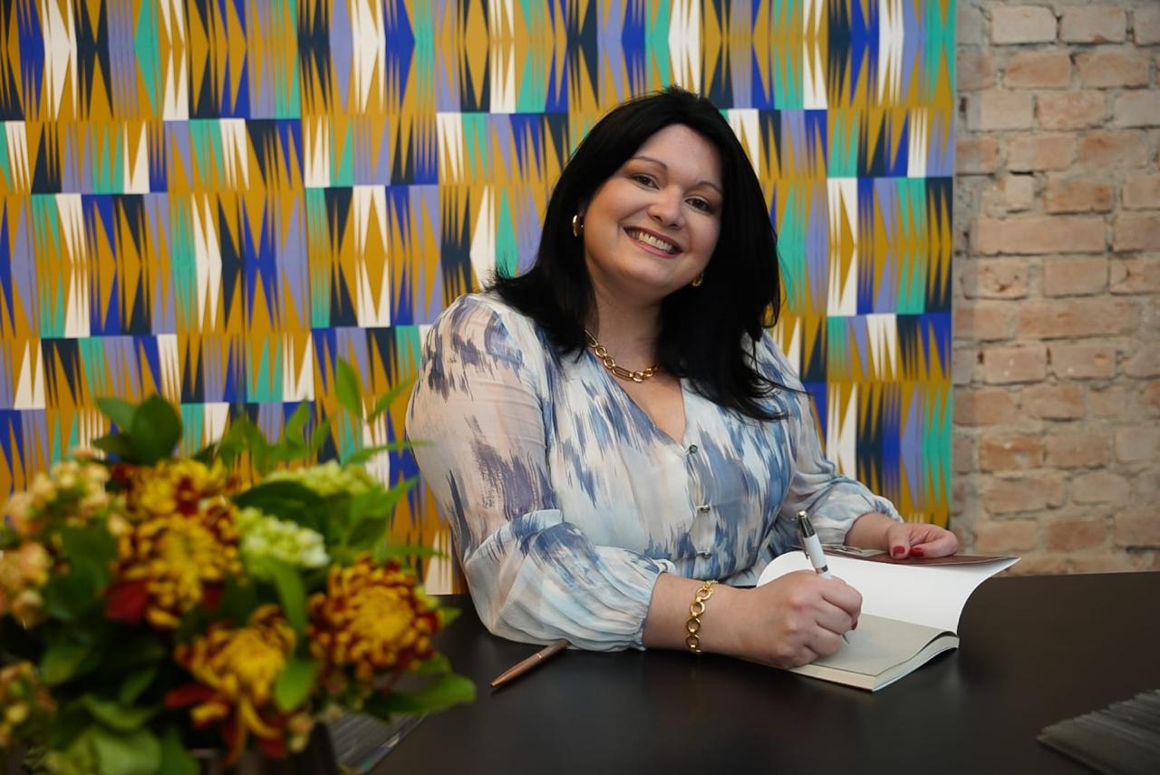 Amalia autografando o livro Labirintos