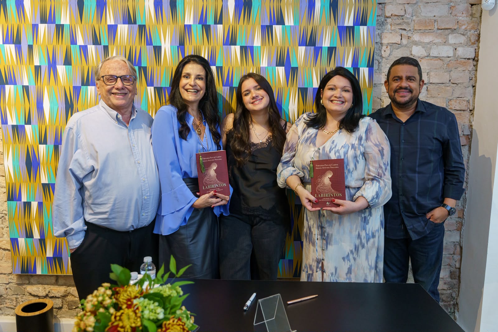 Noite de autógrafos do livro Labirintos