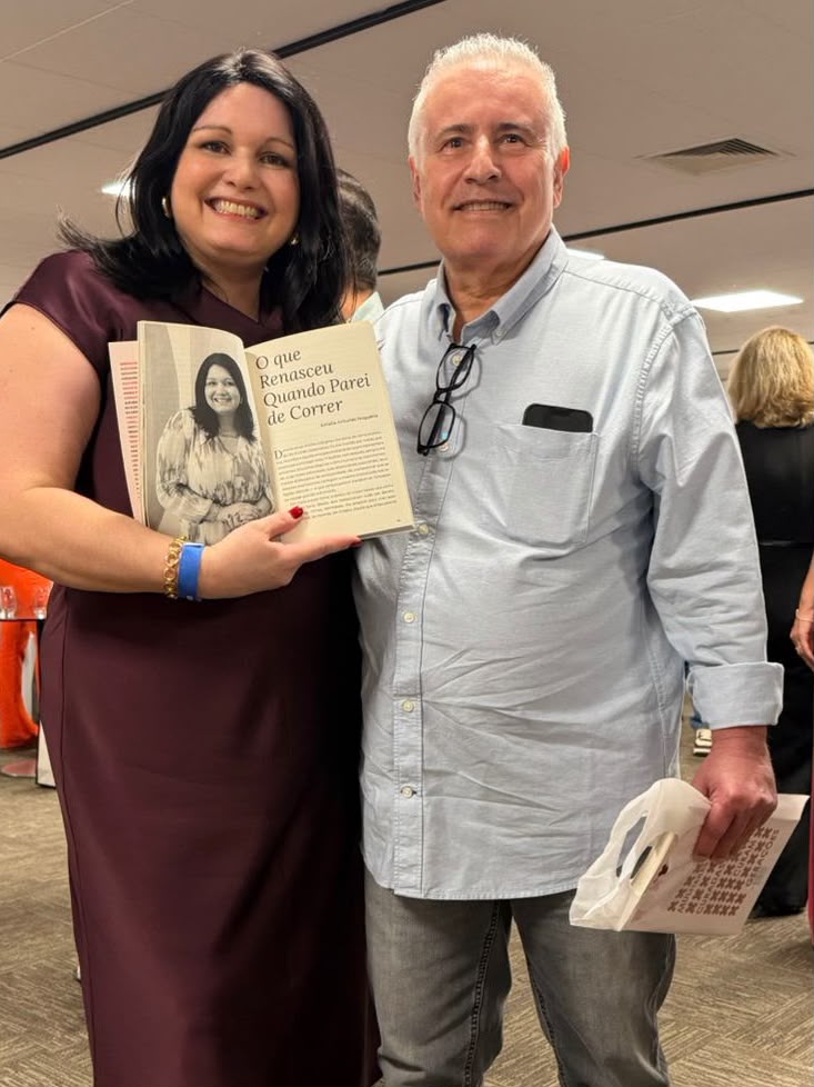 Amalia com convidado no lançamento do livro