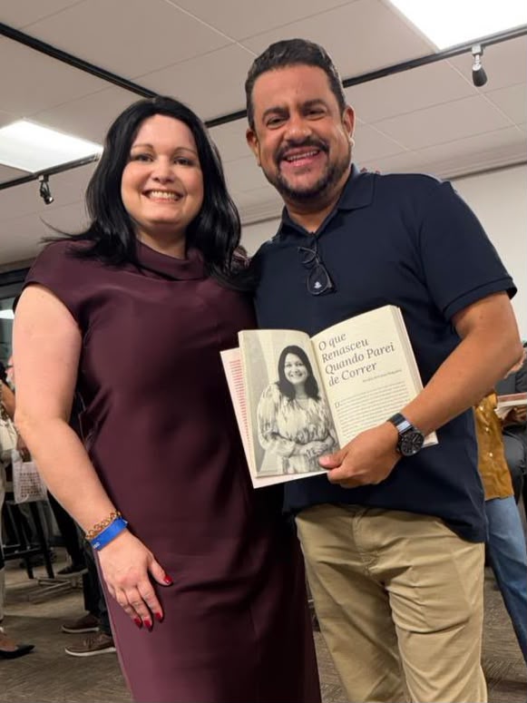 Amalia com o capítulo aberto no lançamento